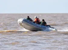 Pescadores desaparecidos en el Río de la Plata: los tres objetos que encontraron flotando en el agua