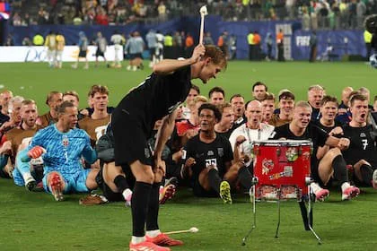Martin Odegaard, el capitán noruego, golpea el tambor y sus compañeros de la selección escandinava "reman" tras el 3-2 a Senegal que los clasificó a los dieciseisavos de final de la Copa del Mundo