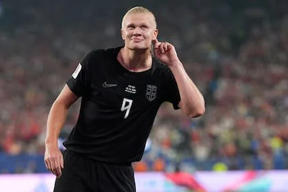 El festejo del noruego Erling Braut Haaland tras anotar uno de los goles de su equipo ante Senegal