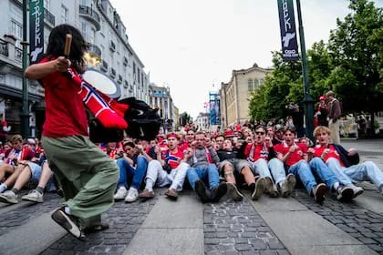El particular festejo de la remada en Oslo; Noruega está de fiesta con los goles de Haaland