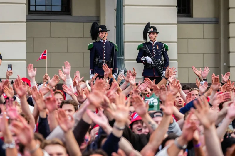 El particular festejo de los noruegos en Oslo: fueron al Palacio Real para intentar despertar al Rey Harald, de 89 años
