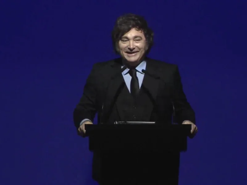 Milei en la Fundación Faro: con Adorni presente, cargó contra la política y los medios y volvió a ponderar la “moral como política de Estado”