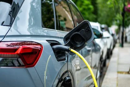 La medida responde al incremento de los voltajes en los vehículos modernos, que están pasando de los habituales 400 V a niveles de 800 V o incluso 1000 V