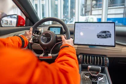 En un accidente, la pantalla puede dañarse y con ello quedar inutilizada la función de desconexión de alta tensión
