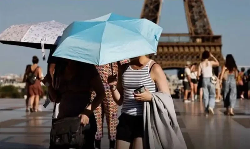 París cierra antes los monumentos, en alerta por el calor