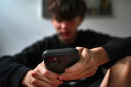 Los especialistas aclaran que las malas posturas o el uso del celular no son la causa de la enfermedad