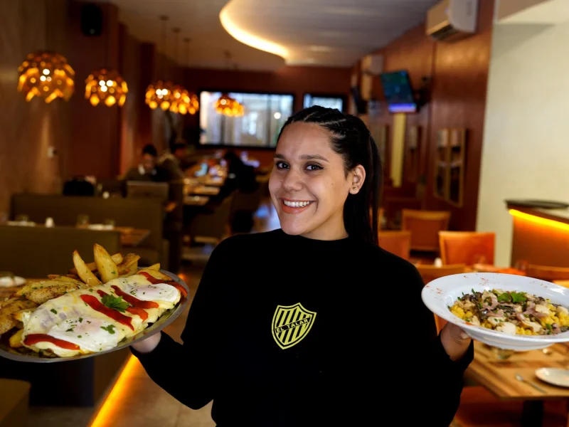 En Villa Pueyrredón, nuevo restaurante en club de barrio: ambientación atractiva, matambre a la pizza para compartir y precios accesibles