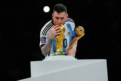 Messi no festejó su cumpleaños en Qatar 2022 pero celebró la copa que más soñó