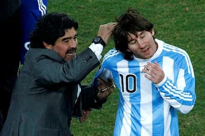 Si bien el resultado final fue muy malo, las imágenes de Maradona y Messi en Sudáfrica generan mucha emoción