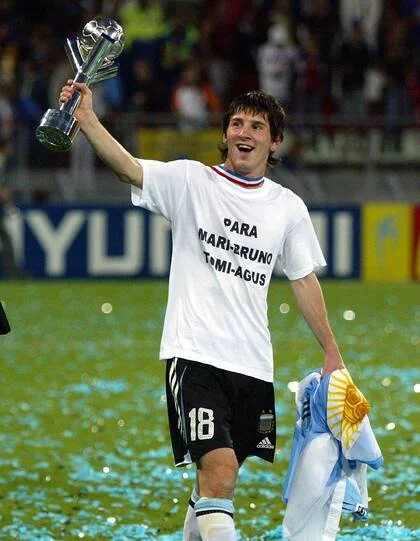 El 2 de julio de 2005, Messi levantó la copa del Mundial Sub-20