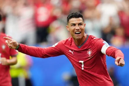 Cristiano Ronaldo convirtió un doblete en la goleada de Portugal por 5 a 0 ante Uzbekistán