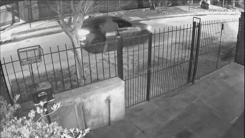 Violento ataque piraña en Morón: delincuentes armados intentaron robarle el auto, logró escapar y lo persiguieron