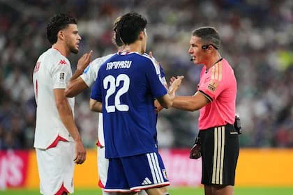 El árbitro rumano Istvan Kovacs, durante el partido entre Japón y Túnez: fue encargado de dirigir el encuentro número 1000 en la historia de los mundiales