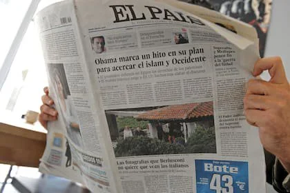 Un hombre lee el periódico español El País en el que se han publicado fotografías privadas del primer Ministro italiano Silvio Berlusconi