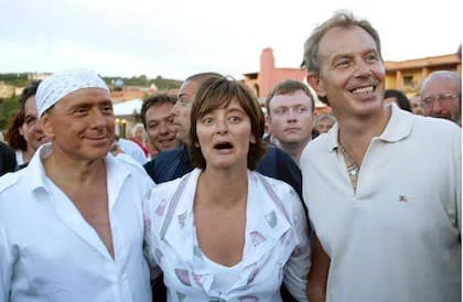 El entonces primer ministro italiano, Silvio Berlusconi, con un pañuelo, con sus invitados Tony Blair, entonces primer ministro británico, y su esposa Cherie Blair en Villa Certosa el 16 de agosto de 2004