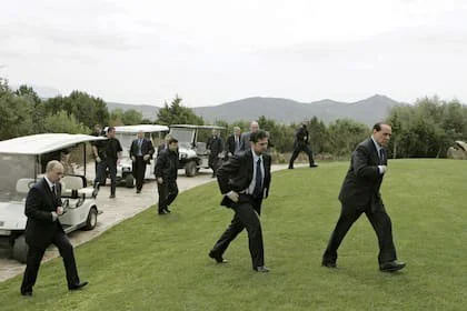 Esta fotografía de archivo tomada el 18 de abril de 2008 muestra al primer ministro italiano Silvio Berlusconi (derecha) y al presidente ruso Vladimir Putin (izq) caminando por el césped de Villa Certosa