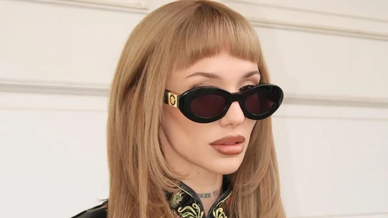 La Joaqui armó un look de inspiración oriental con toques personales: tajo y medias con liga
