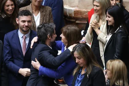Martín Matzkin saluda a Patricia Bullrich tras jurar como diputado