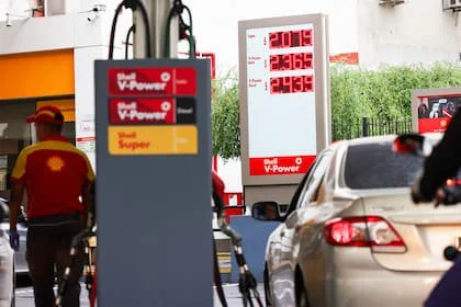 El sector no trasladó el 77% de la suba del petróleo al surtidor durante la escalada; el diferencial acumulado llegó al 18% respecto de la paridad de importación