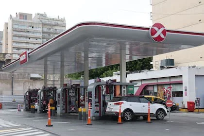 El litro de nafta súper promedia $2043 en la Ciudad de Buenos Aires; llenar un tanque de 50 litros pasó de costar $78.300 a $102.150 en cinco meses