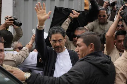 El candidato presidencial Iván Cepeda, de la coalición gobernante Pacto Histórico, saluda tras votar en la segunda vuelta electoral celebrada en Bogotá