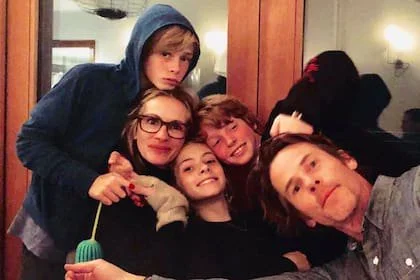 Julia Roberts y Danny Moder, años atrás, junto a sus tres hijos