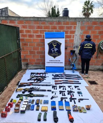 El arsenal incautado en la casa del adolescente, en la localidad de San Carlos, La Plata