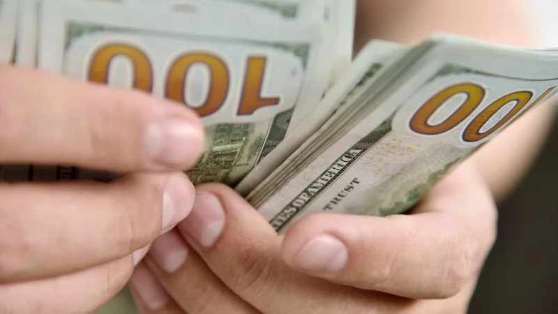 El dólar oficial subió en medio del pago de aguinaldos y está a un paso de los $1500