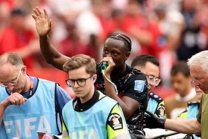 Ismael Koné abandonó el campo en camilla tras la fractura de tibia y peroné que sufrió en Canadá vs. Qatar