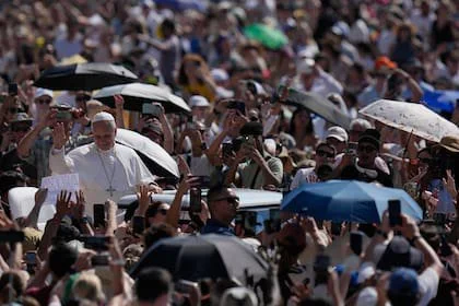 El papa León XIV llega a San Pedro para su audiencia semanal de los miércoles, en medio de la ola de calor
