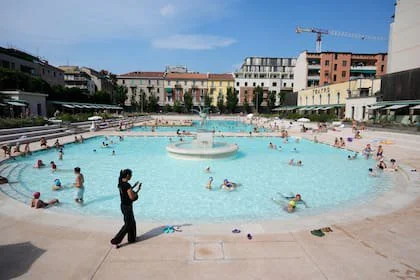 La gente se refresca en la 'Bagni Misteriosi', una pileta que forma parte del Teatro Franco Parenti en Milán