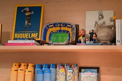 Un cuadro de Juan Román Riquelme y una réplica de la Bombonera forman parte de la decoración del local, que por estos días también se vistió de celeste y blanco