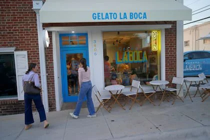 El local es pequeño, pero el movimiento es constante: siempre hay clientes entrando y saliendo