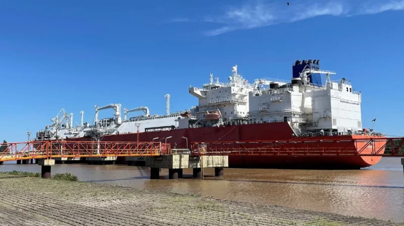 En medio del frío y con cortes a industrias y GNC, el Gobierno salió a comprar más GNL para que no falte gas