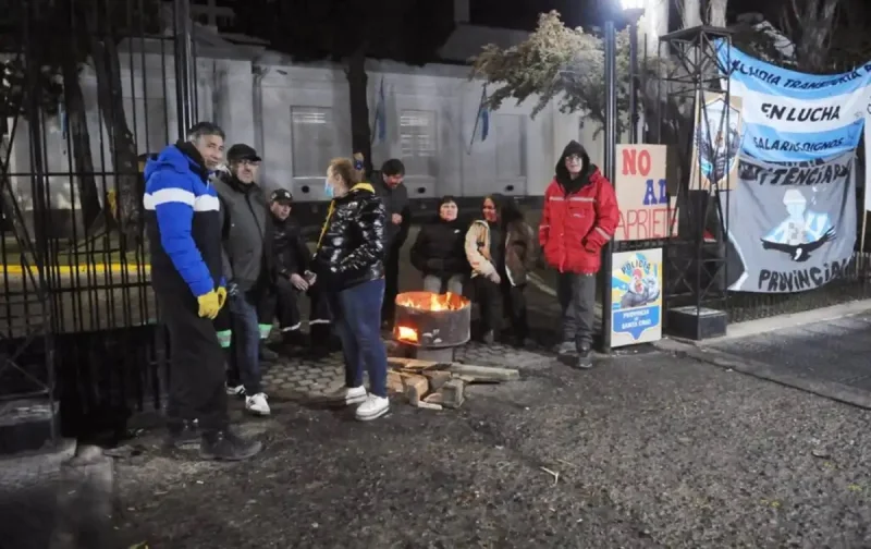 Escala el reclamo policial en Santa Cruz: rechazan la oferta salarial y profundizan el acampe frente a Casa de Gobierno