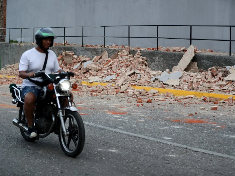 Edificios colapsados y pánico en un aeropuerto: los videos más impactantes del terremoto en Venezuela