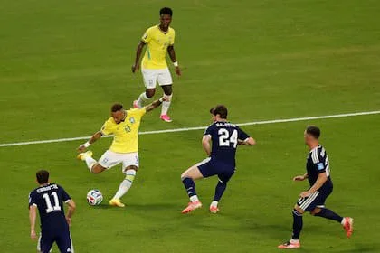 Neymar en acción: su remate será controlado por el arquero Gunn