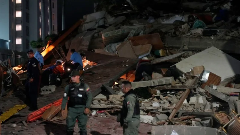 Destrucción y pánico en Caracas: se derrumbó un edificio de 22 pisos y un grupo de voluntarios busca sobrevivientes