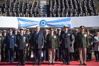 El ministro Carlos Alberto Presti con la conducción de las Fuerzas Armadas