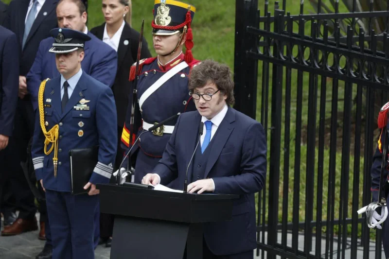 El Gobierno cuestionó un editorial de LA NACION sobre la situación de las Fuerzas Armadas