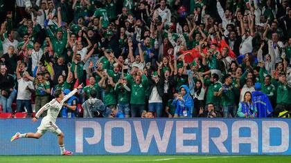 Mateo Chávez festeja con los hinchas la apertura del marcador: México se impuso por 3 a 0 sobre República Checa, que se despidió de la Copa del Mundo