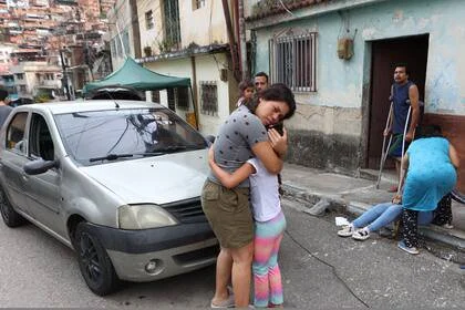 Una mujer consuela a su hija tras el sismo
