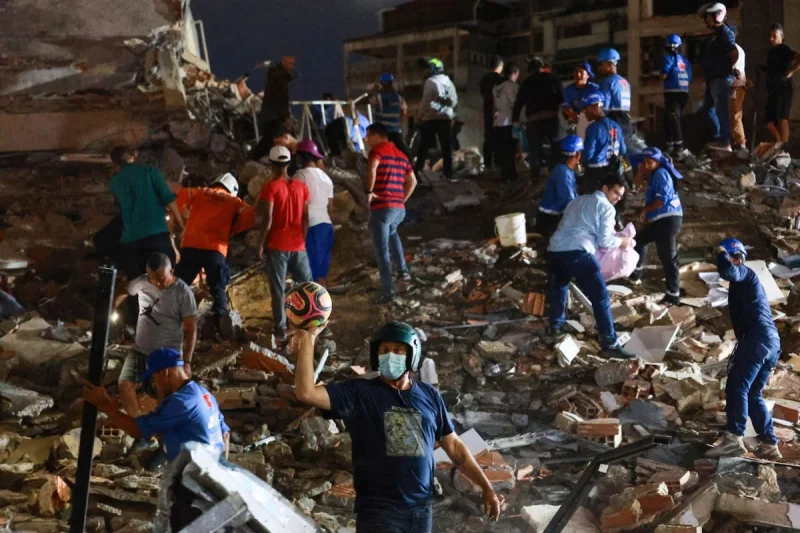 A los gritos, los venezolanos buscan a sus seres queridos entre los escombros de edificios