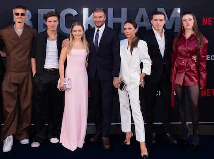 Romeo, Cruz Beckham, Harper, David, Victoria Beckham, Brooklyn y Nicola Peltz Beckham  en el estreno de la serie documental de Netflix Beckham en Londres el 3 de octubre de 2023