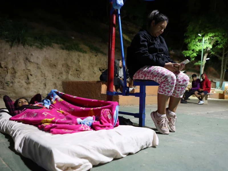 Colchones en las calles y pánico por las réplicas: así fue la noche en Venezuela tras los terremotos