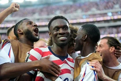 Folarin Balogun (centro) festeja luego de anotar el tercer gol de Estados Unidos en la victoria 4-1 ante Paraguay en el Grupo D del Mundial, el viernes 12 de junio de 2026, en Inglewood, California. (AP Foto/Andre Penner)