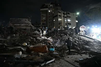Buscan personas entre los escombros en medio de la devastación y el pánico