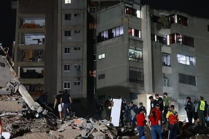 Buscan a sobrevivientes entre los escombros
(AP/Javier Campos)