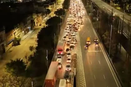 Caos de tránsito en la autopista 9 de Julio sur tras el fallecimiento de un motociclista.
