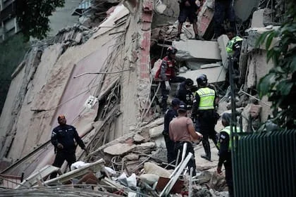 Rescatistas buscan víctimas entre los escombros de un edificio derrumbado tras el terremoto que sacudió Caracas el 24 de junio de 2026.